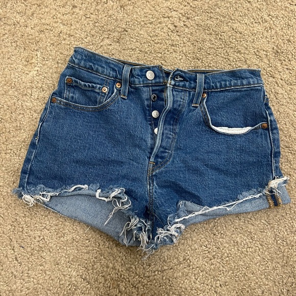 High-rise Levi’s denim shorts - Picture 3 of 3